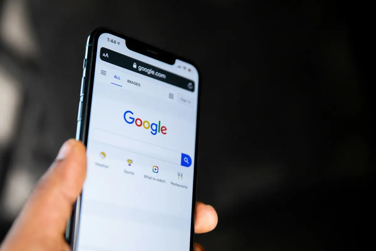 Cliente buscando un producto en Google desde el celular