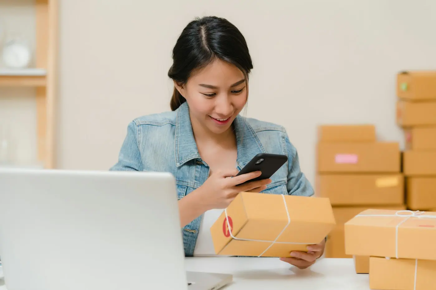 Emprendedora preparando pedidos de sus productos